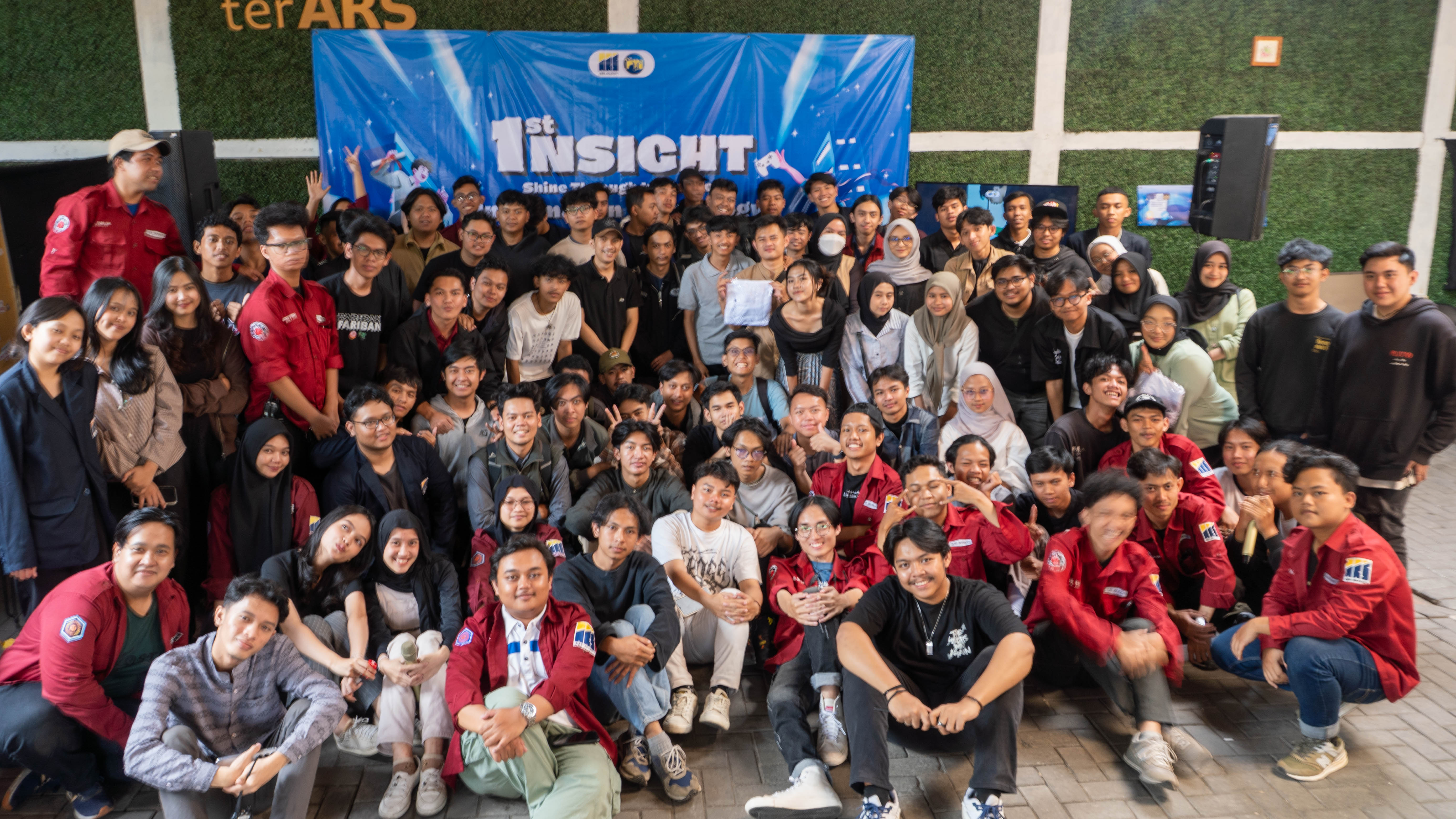 Inovasi Tanpa Batas di INSIGHT 2025: Mahasiswa FTI ARS Hadirkan Karya Masa Depan Teknologi yang Mencuri Perhatian