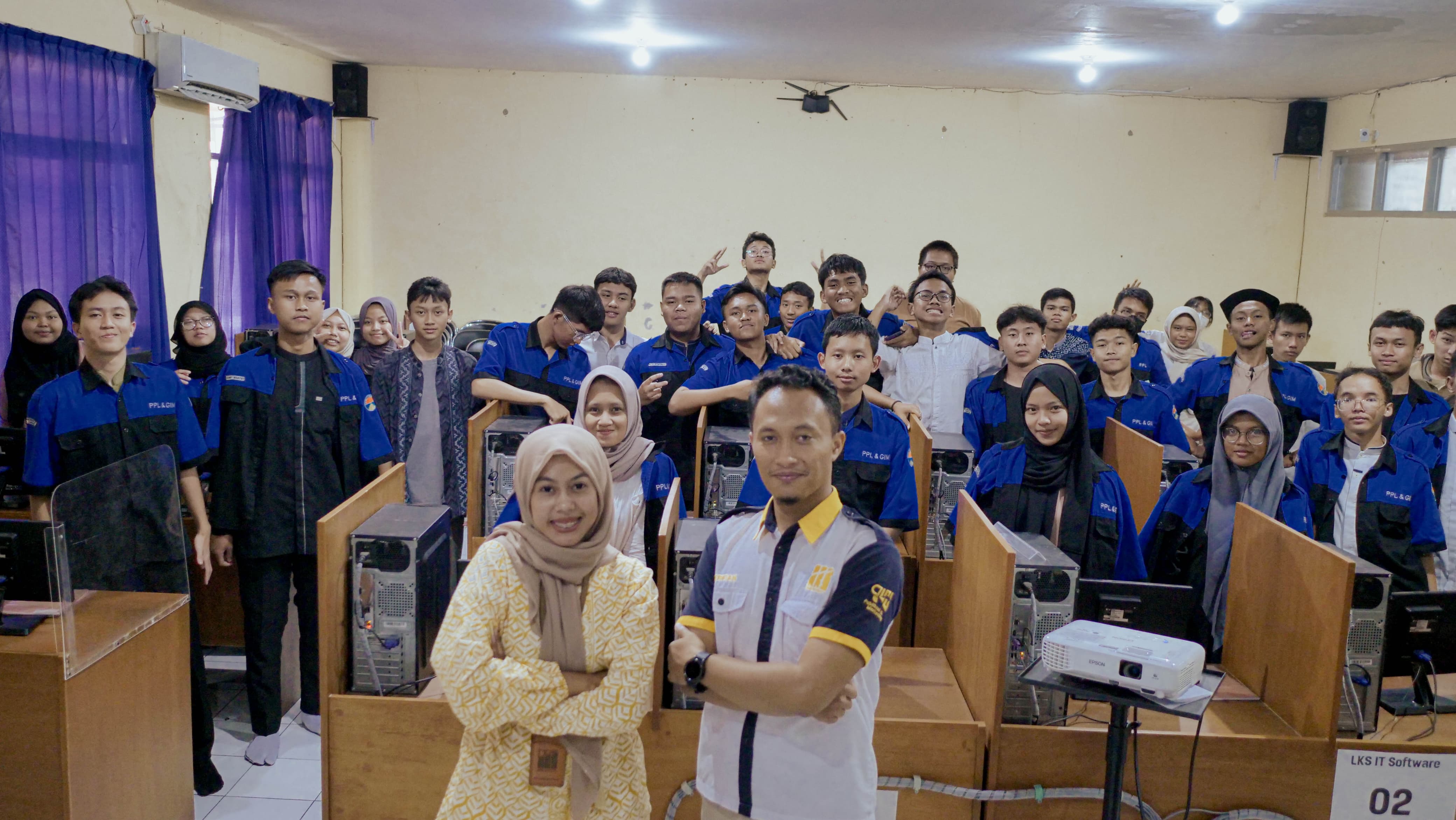 Kolaborasi Guru Tamu Antara Universitas Adhirajasa Reswara Sanjaya (ARS University) bersama SMK Negeri 2 Cimahi